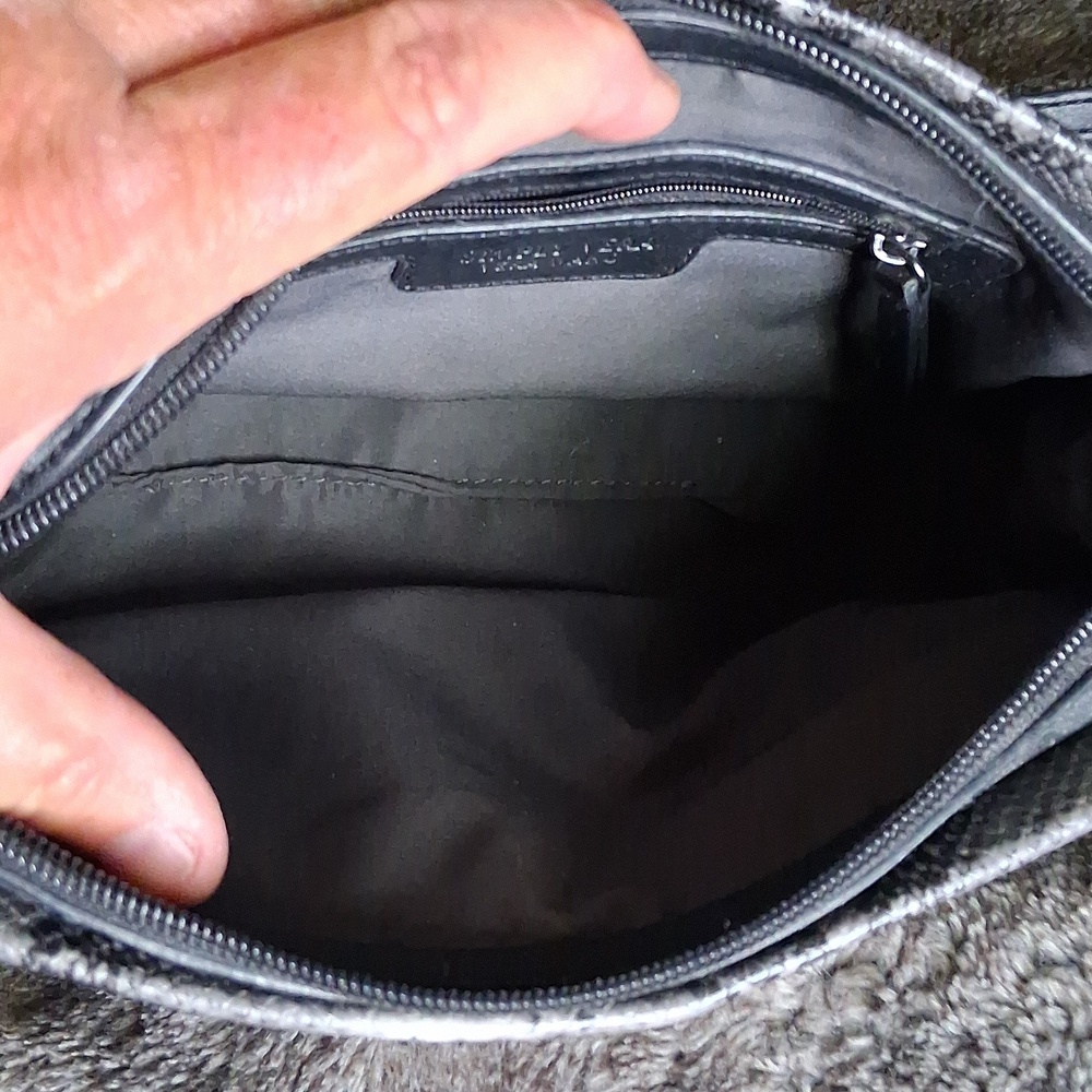 VERA WANG Snake-Print Crossbody GREAT CONDITION. - Picture 4 of 9